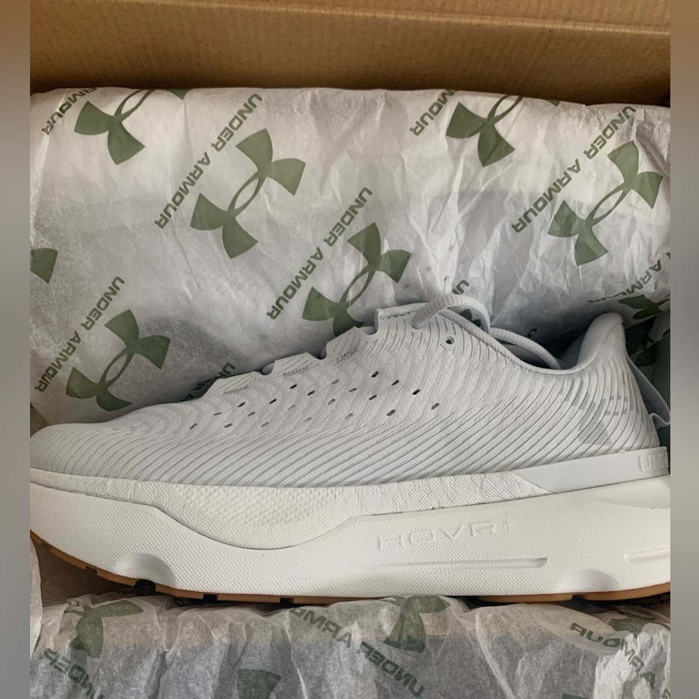 NEW IN BOX Under Armour Infinite Pro Womens 9